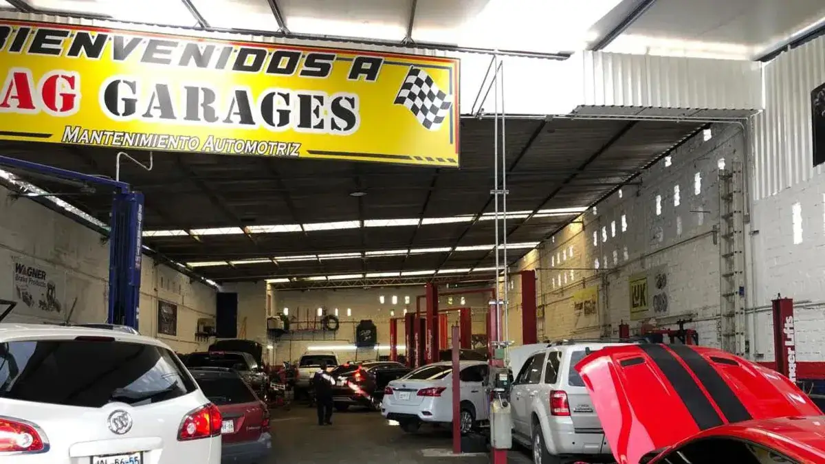 Entrada del Taller AG-GARAGES con el letrero Bienvenidos a AG Garages, mantenimiento automotriz, en San Agustín, Tlajomulco